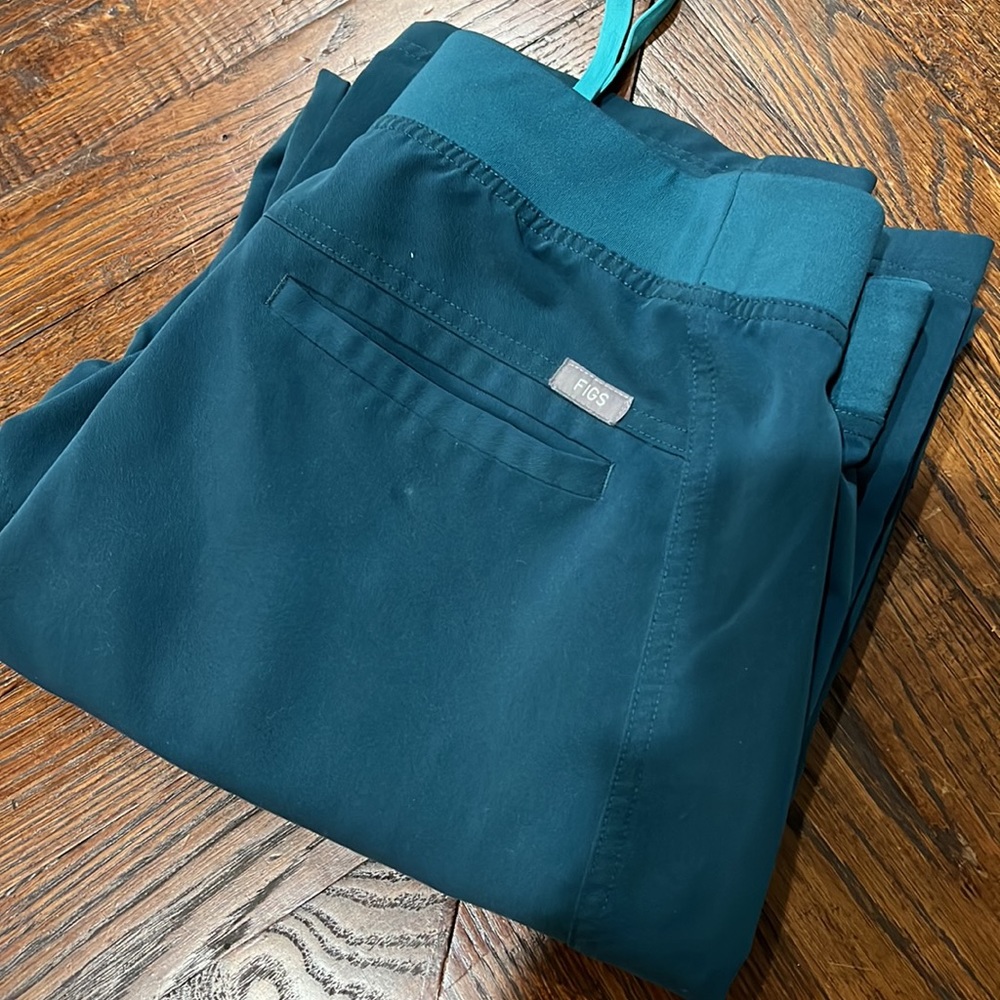 FIGS Men’s Caribbean Blue Axim Cargo Scrub Pants: Medium